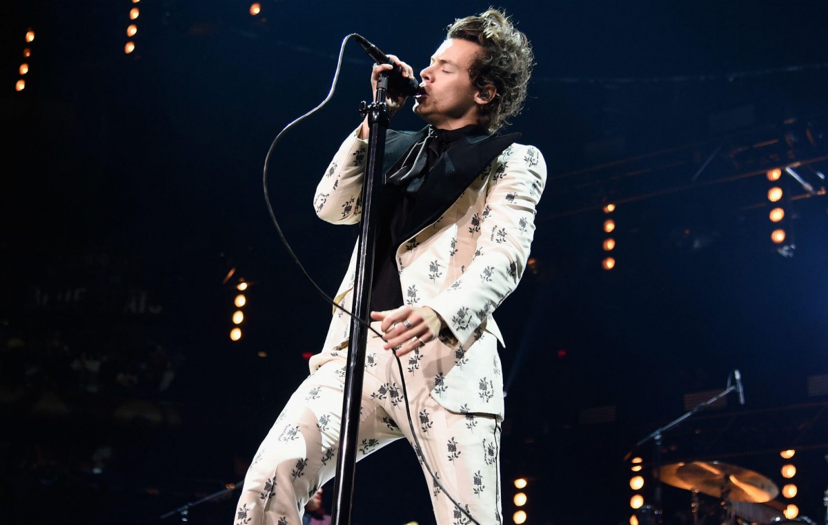 Performance Harry Styles selalu membius jutaan penggemarnya terlepas lagu apapun yang ia bawakan.